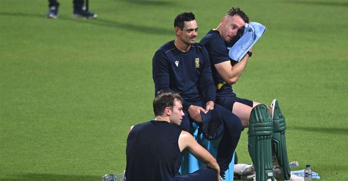 ട്വന്റി20 ലോകകപ്പിൽ ന്യൂസീലൻഡിനെതിരായ സെമിഫൈനൽ മത്സരത്തിന് മുൻപ് ദക്ഷിണാഫ്രിക്കൻ താരങ്ങളായി ട്രിസ്റ്റൻ സ്റ്റബ്സ് (ഇടത്), ക്വിന്റൻ ഡികോക്ക് (മധ്യത്തിൽ), ഡേവിഡ് മില്ലർ (വലത്) എന്നിവർ.  (Photo by Arun SANKAR / AFP)
