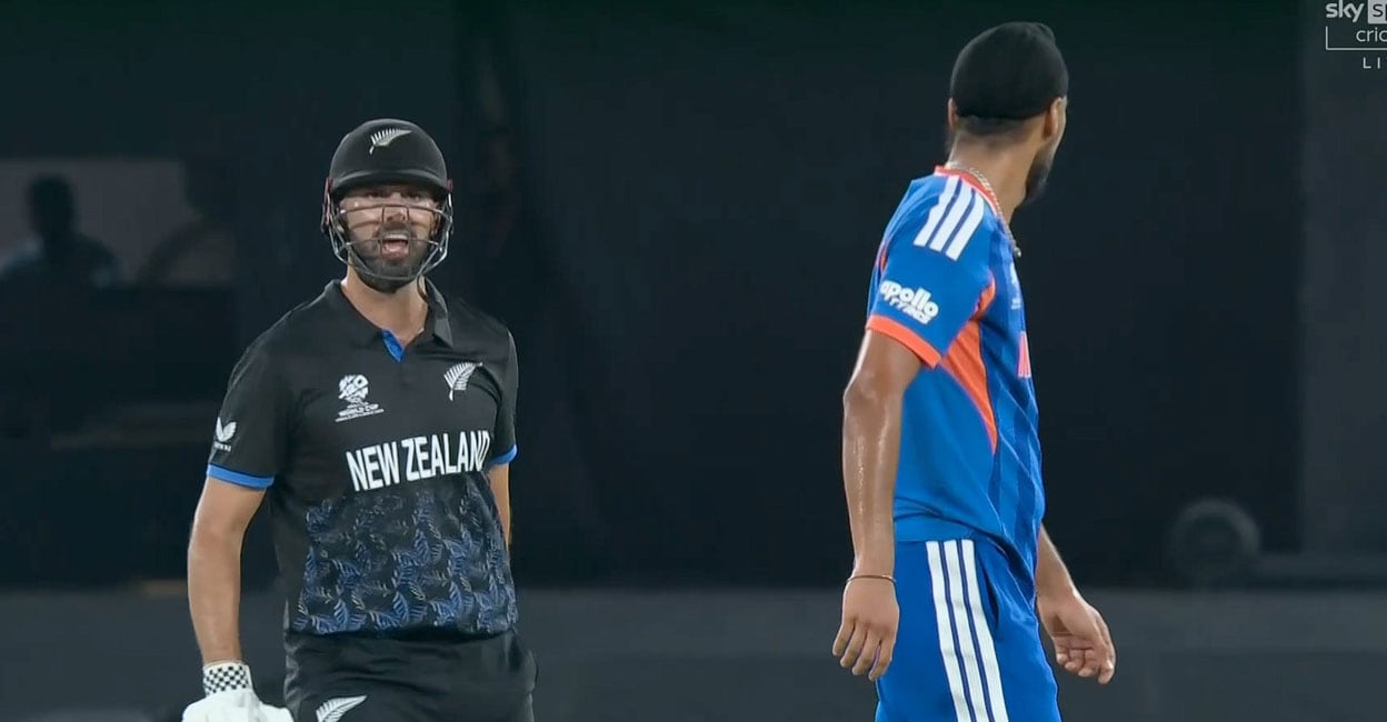 വെറുതെനിന്ന ഡാരിൽ മിച്ചലിനു നേരെ പന്തു വലിച്ചെറിഞ്ഞു, പ്രകോപിപ്പിക്കാന്‍ ശ്രമം, ഇന്ത്യൻ താരത്തിനു വിമർശനം- വിഡിയോ