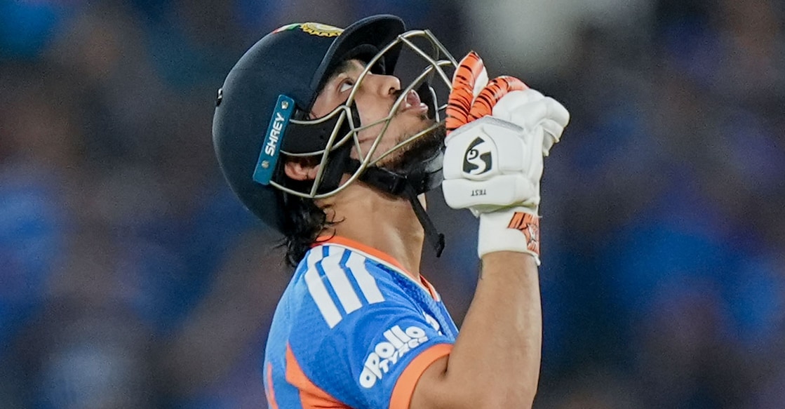 ട്വന്റി20 ലോകകപ്പ് ഫൈനിൽ അർധസെഞ്ചറി നേടിയ ശേഷം ഇന്ത്യൻ താരം ഇഷാൻ കിഷൻ ആകാശത്തേയ്‌ക്ക് നോക്കുന്നു. മത്സരത്തിന് 2 ദിവസം മുൻപാണ് താരത്തിന്റ കസിൻ സഹോദരിയും ഭർത്താവും വാഹനാപകടത്തിൽ മരിച്ചത്. (PTI Photo/Kunal Patil) 