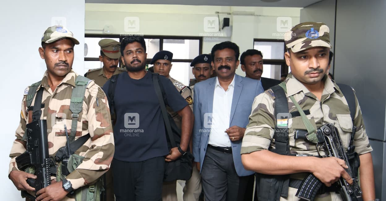 കുറെ കളി വലിച്ചടിച്ചു നോക്കി, നടന്നില്ല, അതുകൊണ്ട് ശൈലി മാറ്റി: തിരുവനന്തപുരത്തെത്തി സഞ്ജു സാംസൺ, വൻ സ്വീകരണം