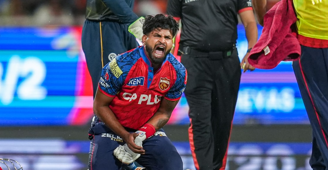 ഐപിഎലിൽ ഗുജറാത്ത് ടൈറ്റൻസിനെതിരായ മത്സരത്തിനിടെ പരുക്കേറ്റ് പഞ്ചാബ് ക്യാപ്റ്റൻ ശ്രേയസ്സ് അയ്യർ വേദന കൊണ്ട് നിലവിളിക്കുന്നു.  (PTI Photo/Shiva Sharma) 