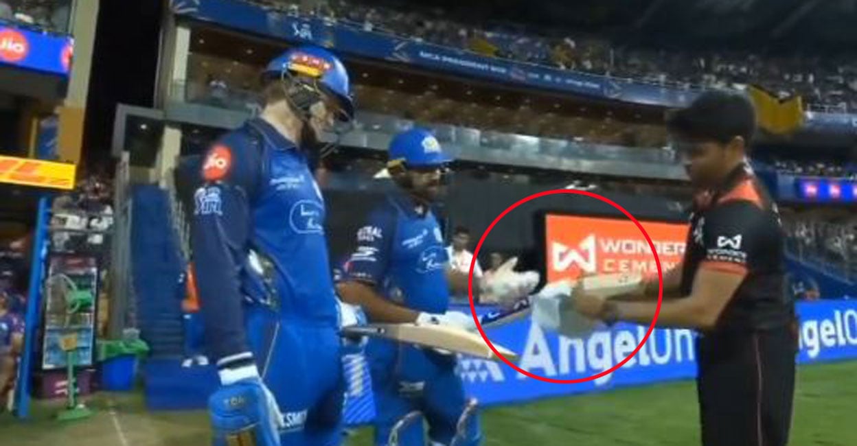 ബാറ്റ് പരിശോധനയിൽ കുടുങ്ങി, അസ്വസ്ഥനായി രോഹിത് ശർമ, അംപയറോട് തർക്കിച്ചു- വിഡിയോ