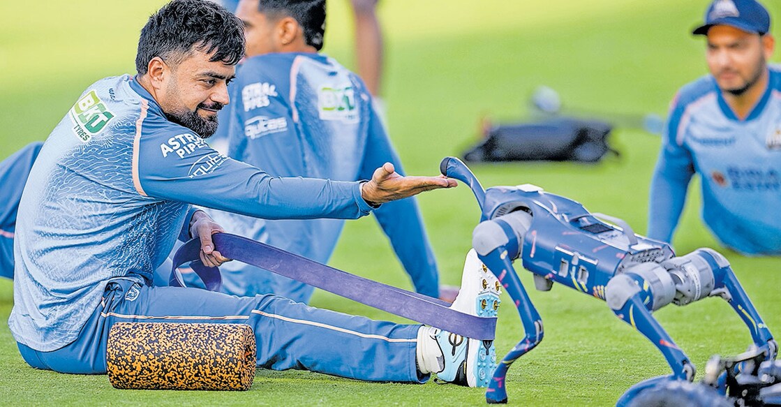 
കഴിഞ്ഞദിവസം പരിശീലനത്തിനിടെ ഐപിഎൽ റോബട്ട് ക്യാമറയായ ‘ചംപക്’ തൊട്ടുനോക്കുന്ന റാഷിദ് ഖാൻ. കഴിഞ്ഞ സീസൺ മുതലാണ് എഐ പിന്തുണയുള്ള റോബട്ട് ഡോഗ് ക്യാമറ ഐപിഎൽ സംപ്രേഷണത്തിന് ഉപയോഗിച്ചു തുടങ്ങിയത്.
