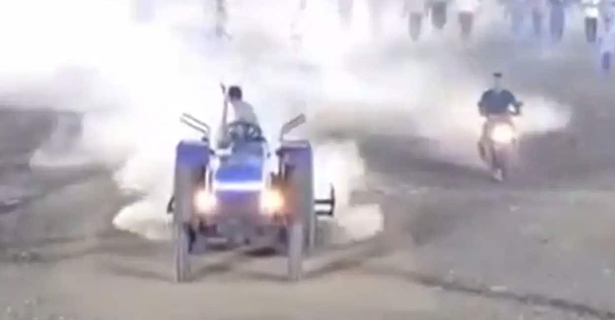മത്സരത്തിന് ക്ഷണിച്ചില്ല, കളിക്കിടെ പിച്ചിലേക്ക് ട്രാക്ടർ ഓടിച്ചുകയറ്റി ഉഴുതുമറിച്ച് നേതാവ്; അന്തംവിട്ട് കളിക്കാരും കാണികളും– വിഡിയോ