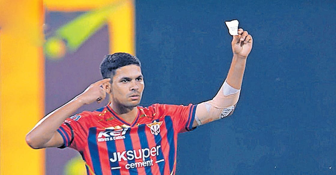 വിക്കറ്റ് നേടിയശേഷം കുറിപ്പ് ഉയർത്തിക്കാണിക്കുന്ന ആകാശ് സിങ്