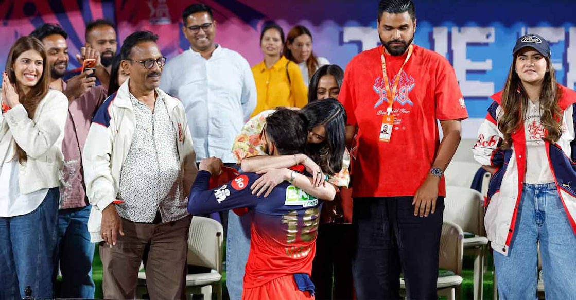 ആർസിബി ഐപിഎൽ ഫൈനലിൽ കയറിയതിനു പിന്നാലെ ഭാര്യ അനുഷ്ക ശർമയെ കെട്ടിപ്പിടിക്കുന്ന വിരാട് കോലി. അനന്യ ബിർള സമീപം (വലത്). X/ @NariKesari