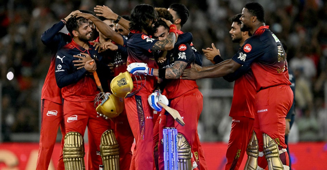 ആർസിബി താരങ്ങളുടെ വിജയാഹ്ലാദം. SHAMMI MEHRA / AFP