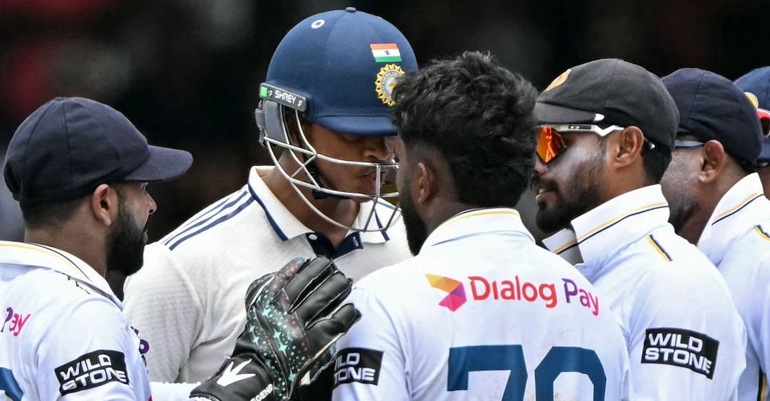ഇന്ത്യ– ശ്രീലങ്ക രണ്ടാം ടെസ്റ്റ് മത്സരത്തിന്റെ ആദ്യ ദിനം ലങ്കൻ താരം അസിത ഫെർണാണ്ടോയുമായി വാക്കേറ്റത്തിൽലേർപ്പെട്ട ഇന്ത്യൻ താരം യശസ്വി ജയ്‌സ്വാൾ. (Photo by Ishara S. KODIKARA / AFP)