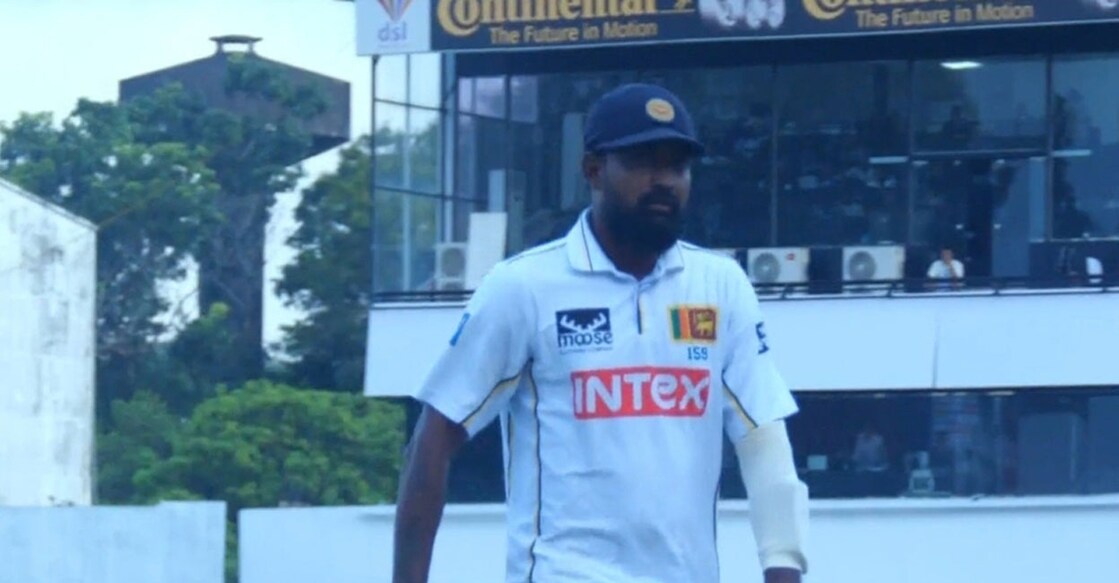 ഇന്ത്യയ്‌ക്കെതിരായ രണ്ടാം ടെസ്റ്റിന്റെ ആദ്യ ഇന്നിങ്സിൽ പുറത്തായ ശ്രീലങ്കൻ താരം പ്രഭാത് ജയസൂര്യ രോഷത്തോടെ നടന്നുനീങ്ങുന്നു. (Screengrab - SonyLiv)