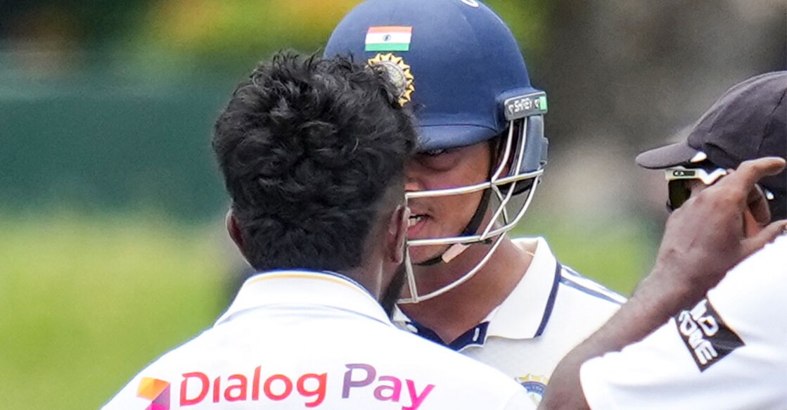 ഇന്ത്യ– ശ്രീലങ്ക രണ്ടാം ടെസ്റ്റ് മത്സരത്തിന്റെ ആദ്യ ദിനം ലങ്കൻ താരം അസിത ഫെർണാണ്ടോയുമായി വാക്കേറ്റത്തിൽലേർപ്പെട്ട ഇന്ത്യൻ താരം യശസ്വി ജയ്‌സ്വാൾ. (PTI Photo/Shailendra Bhojak)