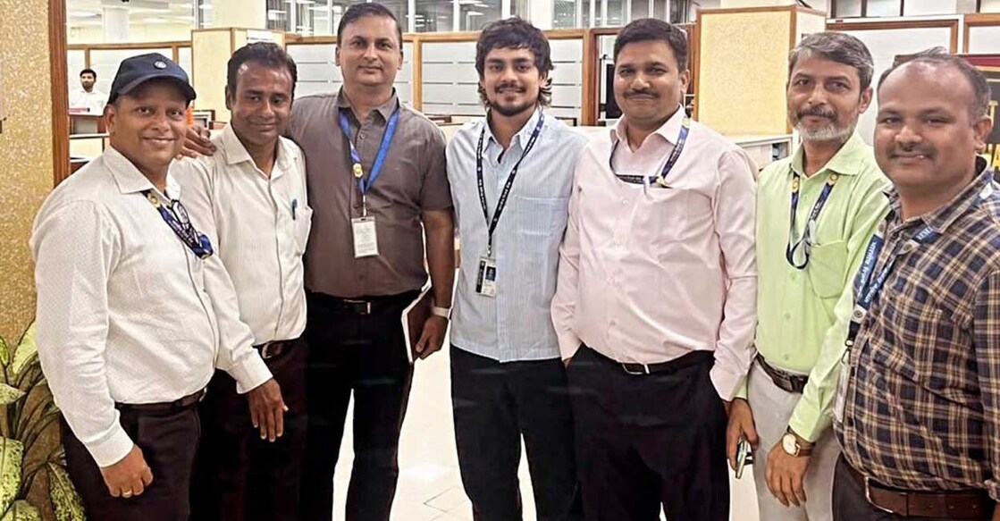 ബാങ്കിലെ സഹ പ്രവർത്തകർക്കൊപ്പം ഇഷാൻ കിഷന്‍