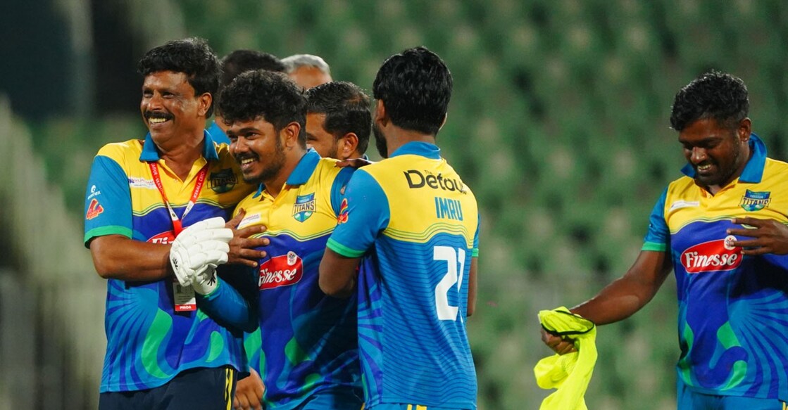 കാലിക്കറ്റ് ഗ്ലോബ്സ്റ്റാർസിനെതിരെ അവസാന പന്തിൽ വിജയിച്ച തൃശൂർ ടൈറ്റൻസ് താരങ്ങളുടെ ആഹ്ലാദം. (KCA)