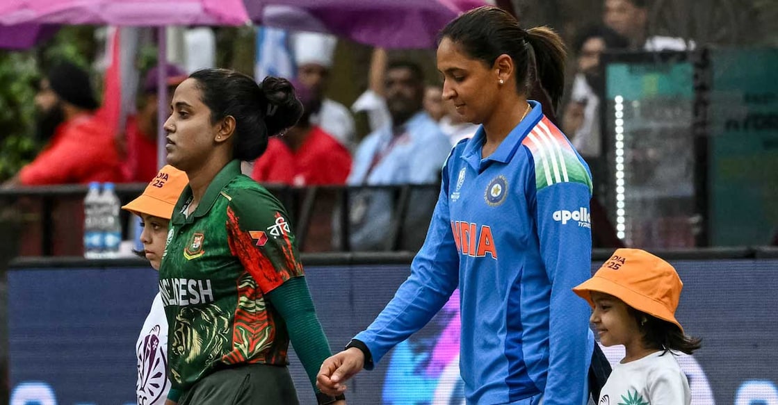 നിഗര്‍ സുൽത്താനയും ഹർമൻപ്രീത് കൗറും. Photo by INDRANIL MUKHERJEE / AFP