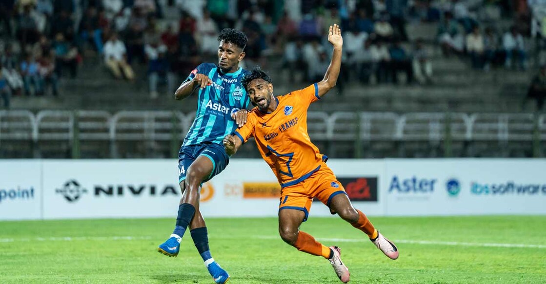 സൂപ്പർ ലീഗ് കേരളയിൽ തൃശൂർ മാജിക് എഫ്സിയും കാലിക്കറ്റ്‌ എഫ്സിയും തമ്മിൽ നടന്ന മത്സരത്തിൽ നിന്ന് 