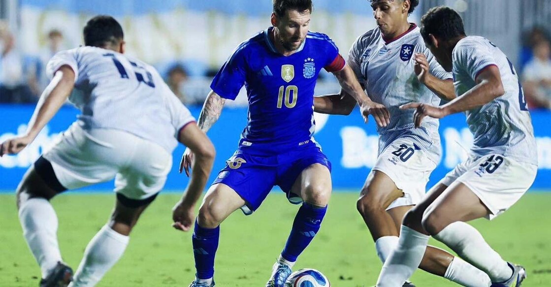 ലയണൽ മെസിയെ തടയാൻ ശ്രമിക്കുന്ന പ്യൂർട്ടോ റീക്കോ താരങ്ങൾ