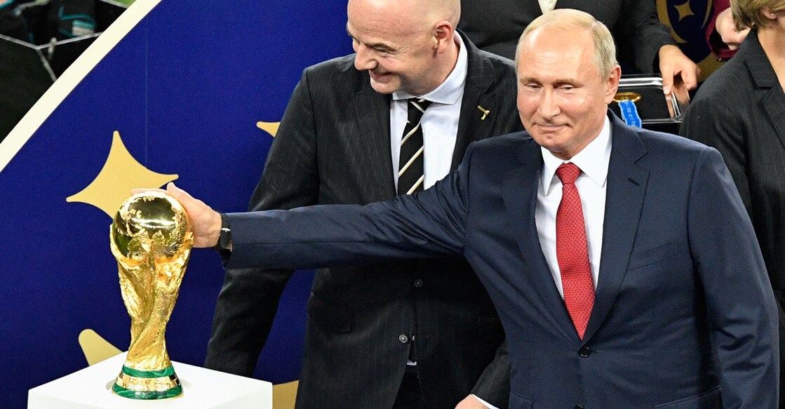 
2018ൽ റഷ്യയിൽ നടന്ന ഫിഫ ഫുട്ബോൾ ലോകകപ്പ് ഫൈനലിനു േശഷം ട്രോഫിക്കു സമീപം റഷ്യൻ പ്രസിഡന്റ് വ്ലാഡിമിർ പുട്ടിൻ (Photo by Alexander NEMENOV / AFP)