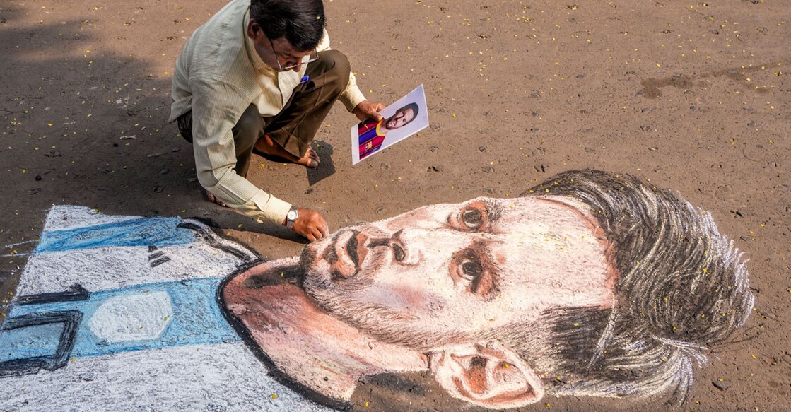 ബംഗാളിലെ കൊൽക്കത്തയിൽ, അർജന്റീന ഫുട്ബോൾ സൂപ്പർതാരം ലയണൽ മെസ്സിയുടെ സന്ദർശനത്തിനു മുന്നോടിയായി താരത്തിന്റെ ഒരു ഛായാചിത്രം ആർട്ടിസ്റ്റ് സ്വപൻ കുമാർ ദാസ് വരയ്ക്കുന്നു. (PTI Photo/Swapan Mahapatra) 