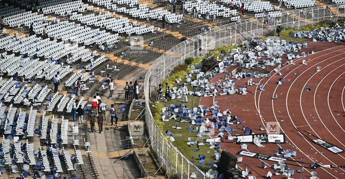 ആരാധകർ വലിച്ചെറിഞ്ഞ കസേരകൾ ഗ്രൗണ്ടിൽ. ചിത്രം∙ സലിൽ ബേറ, മനോരമ