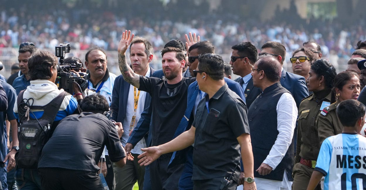 ‘പിന്നിൽ തൊടുന്നതോ കെട്ടിപ്പിടിക്കുന്നതോ മെസ്സിക്ക് ഇഷ്ടമല്ല, കായികമന്ത്രി അരയിൽ കയ്യിട്ട് ഫോട്ടോ എടുത്തു’: വെളിപ്പെടുത്തി ശതാദ്രു