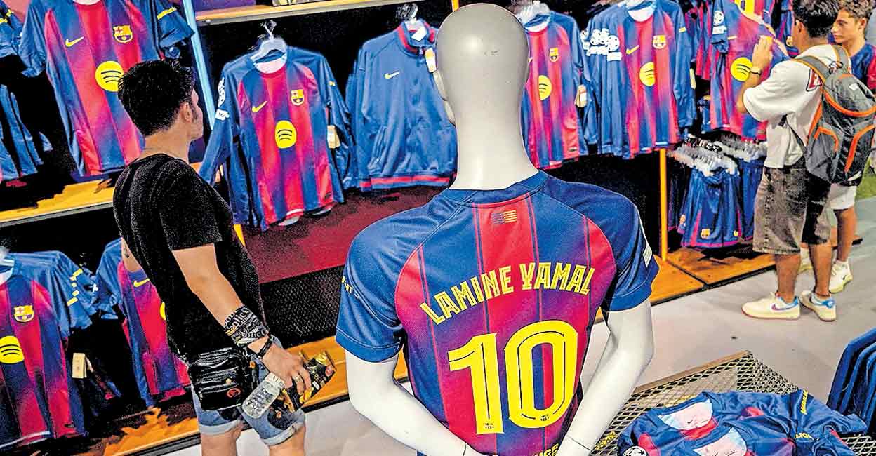 ‘കൗമാര സംഭവം’ യമാലിന്റെ ജഴ്സിക്ക് വൻ ഡിമാൻഡ്, വാങ്ങിക്കൂട്ടി ആരാധകർ; ബാർസയ്ക്കു കോളടിച്ചു!