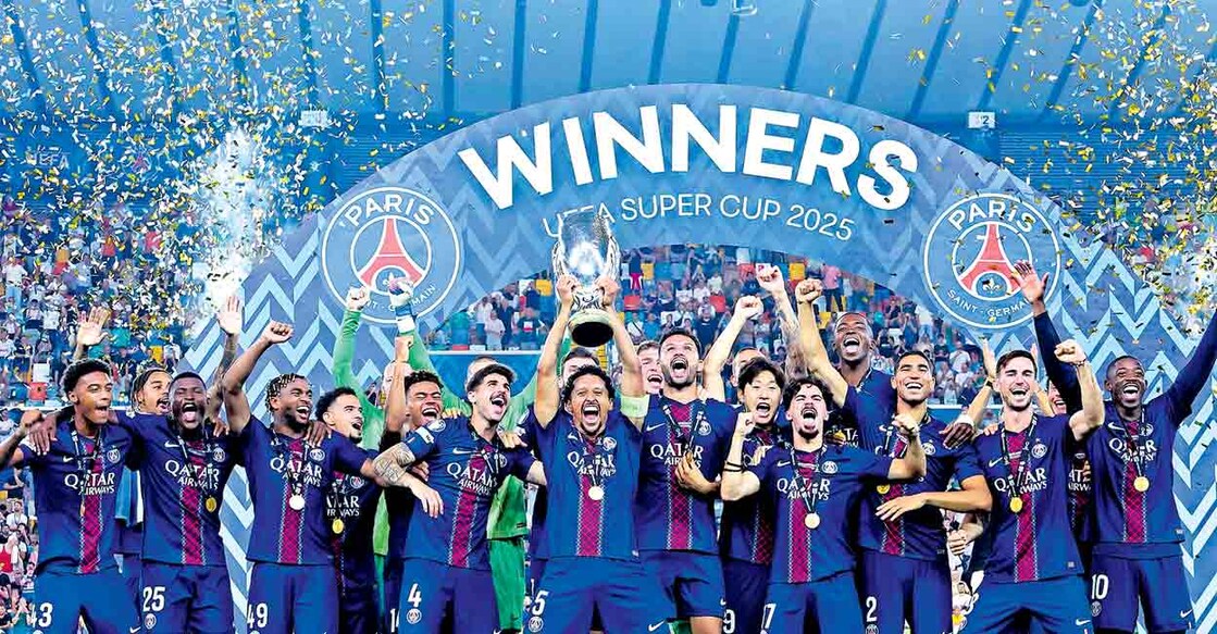 
യുവേഫ സൂപ്പർ കപ്പ് ജേതാക്കളായ പിഎസ്ജി ടീം ട്രോഫിയുമായി ആഹ്ലാദത്തിൽ