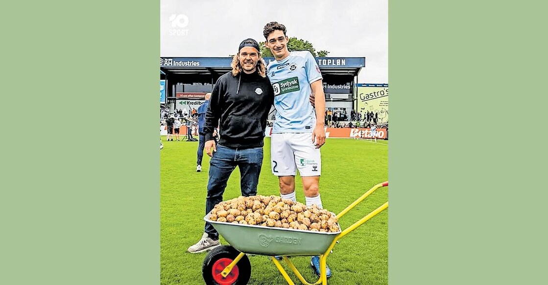 
പുരസ്കാരമായി ലഭിച്ച ഉരുളക്കിഴങ്ങുമായി മാക്സിം സോളാസ് (വലത്ത്)