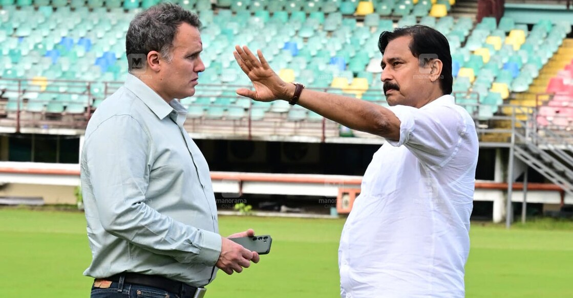 അർജന്റീന ടീം മാനേജർ ഹെക്ടർ ഡാനിയേൽ കബ്രേരയും മന്ത്രി വി. അബ്ദുറഹിമാനും കലൂര്‍ സ്റ്റേഡിയത്തിൽ. ചിത്രം∙ ഇ.വി. ശ്രീകുമാര്‍, മനോരമ