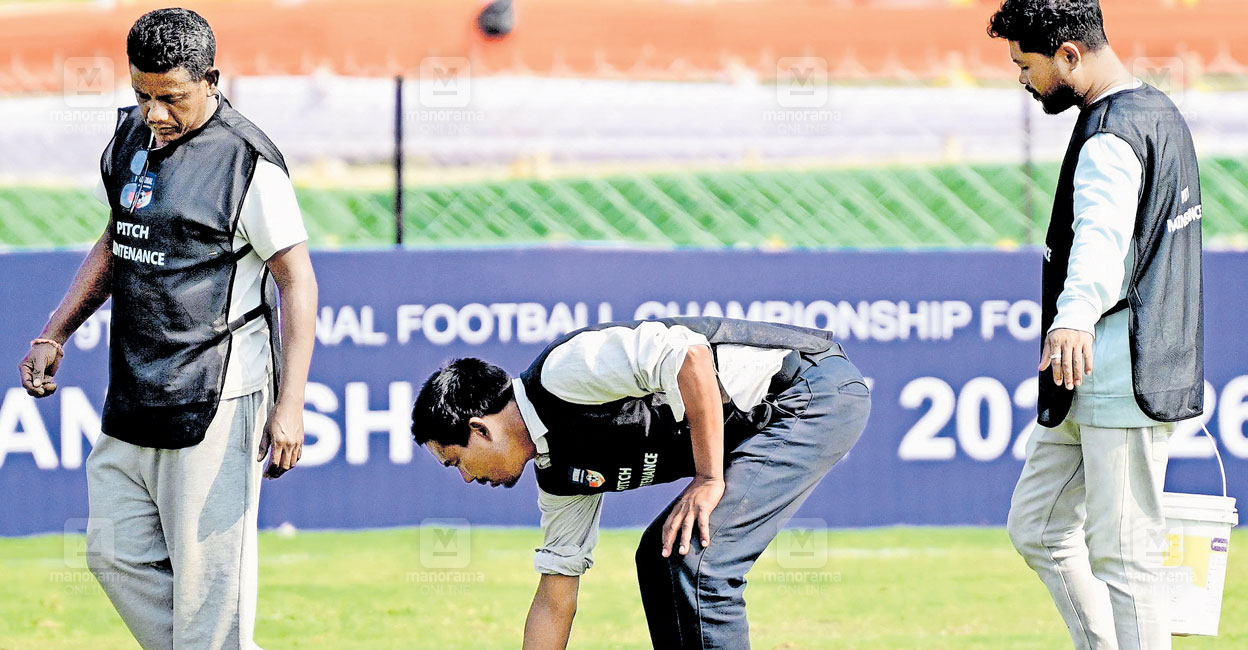 മൈതാനം എന്ന ‘വീഴ്ച’, നിറയെ കുണ്ടും കുഴിയും, സാഹചര്യങ്ങളോട് ഇണങ്ങി സന്തോഷ് ട്രോഫി കളിക്കണം!