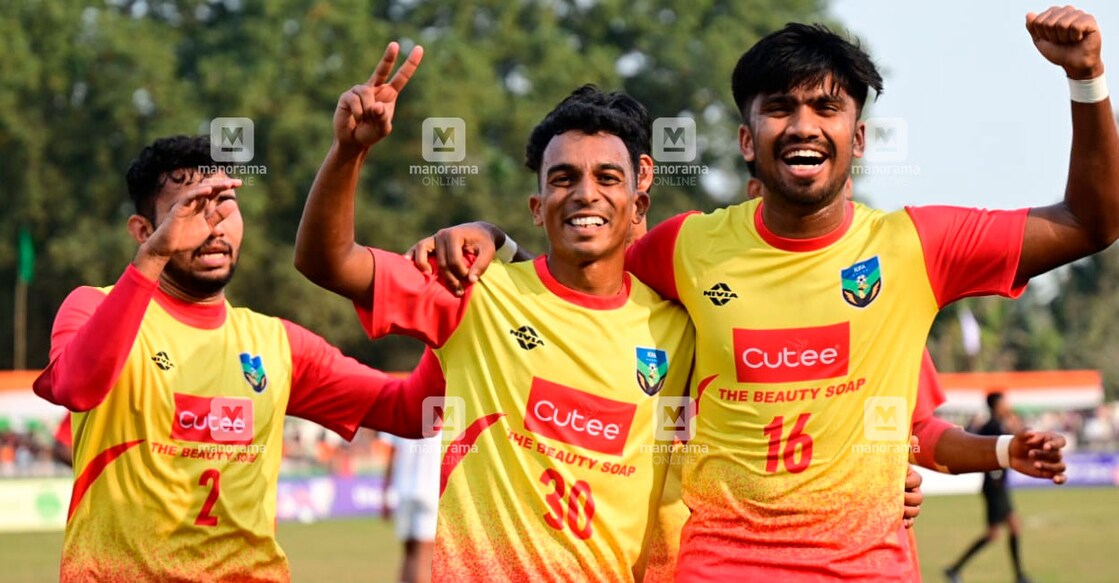 ഗോൾ നേട്ടം ആഘോഷിക്കുന്ന കേരള താരങ്ങൾ. ചിത്രം∙ ധനേഷ് അശോകൻ, മനോരമ