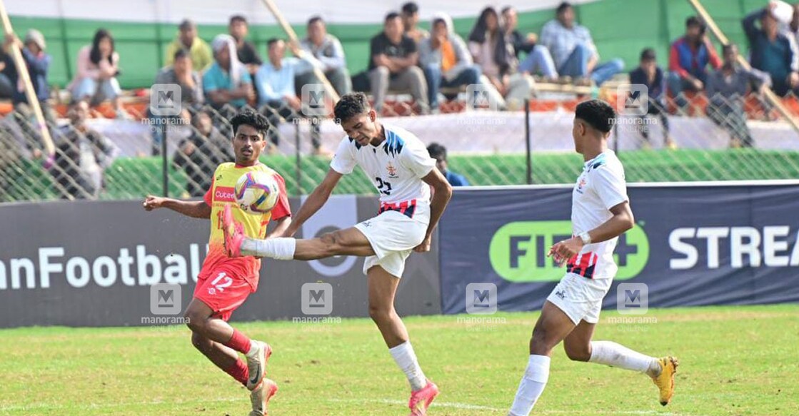 സന്തോഷ് ട്രോഫിയിലെ കേരളം– സർവീസസ് മത്സരത്തിൽനിന്ന്. ചിത്രം∙ ധനേഷ് അശോകൻ, മനോരമ