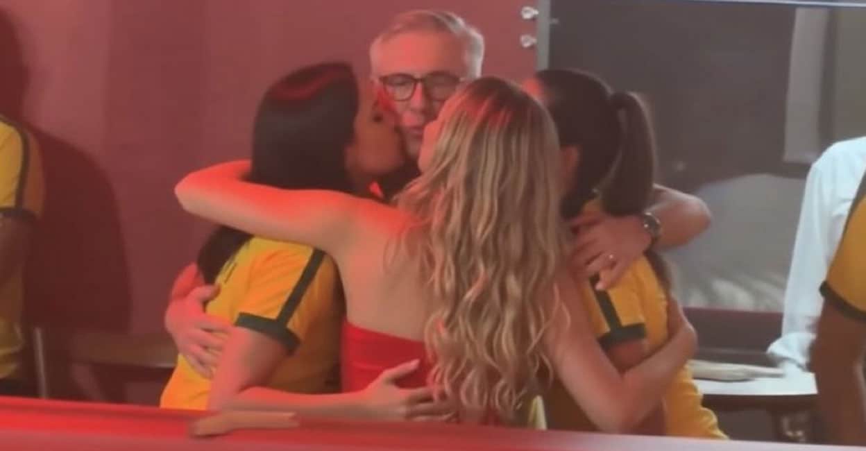 ഒരേസമയം മൂന്നു യുവതികള്‍ക്ക് ചുംബനം; 66കാരൻ കാര്‍ലോ ആഞ്ചലോട്ടിയുടെ വൈറൽ ചിത്രത്തിന് പിന്നിലെന്ത്?