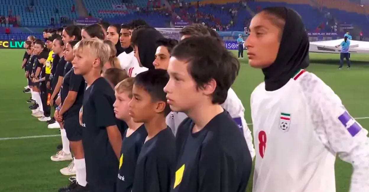 പ്രതിഷേധം മൈതാനത്ത്! ദേശീയഗാനം പാടാൻ കൂട്ടാക്കാതെ ഇറാൻ വനിതാ ഫുട്ബോൾ ടീം താരങ്ങൾ– വിഡിയോ