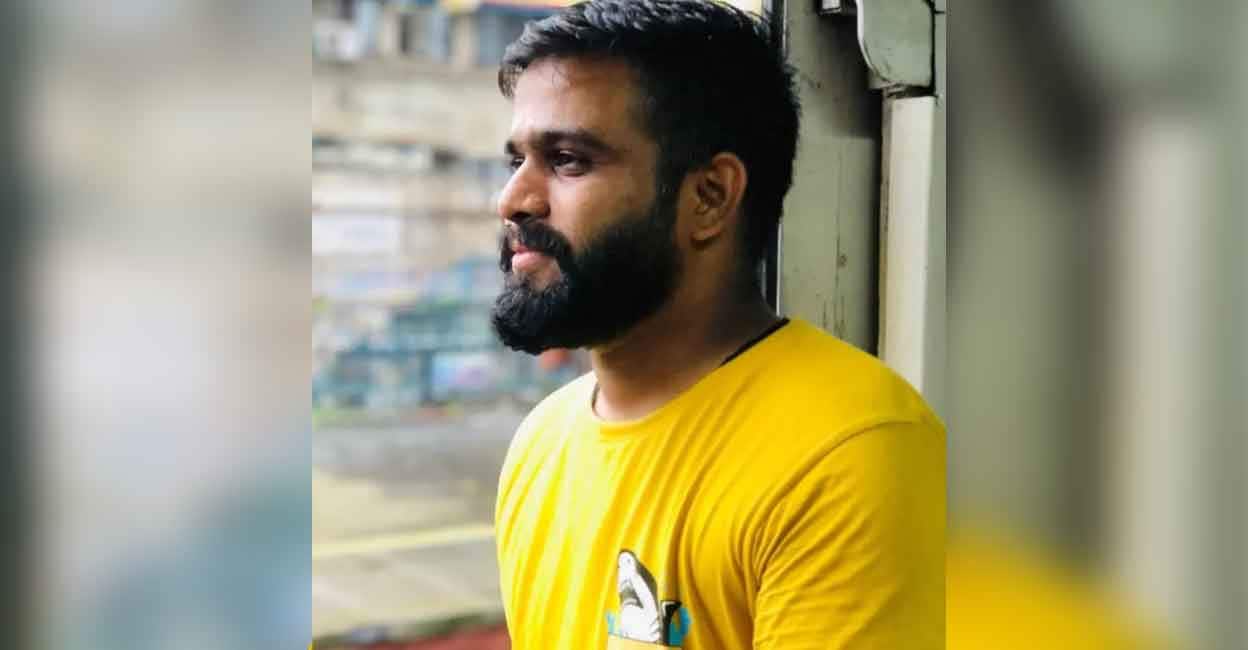 പരിശീലനത്തിനെത്തിയ 17കാരിയെ പീഡിപ്പിച്ചു, ദൃശ്യങ്ങൾ കാണിച്ച് ഭീഷണിപ്പെടുത്തി; ഫുട്ബോൾ കോച്ച് അറസ്റ്റിൽ