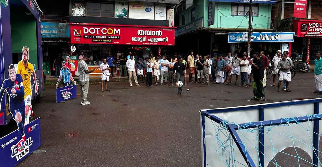 മനോരമ ഓൺലൈനും ഹ്യുണ്ടായിയും ചേർന്ന് അവതരിപ്പിക്കുന്ന ഗോൾ ടൂർ പര്യടനത്തിന്റെ ഭാഗമായി കണ്ണൂർ പിലാത്തറ ബസ് സ്‌റ്റാൻഡിൽ എത്തിയപ്പോൾ.