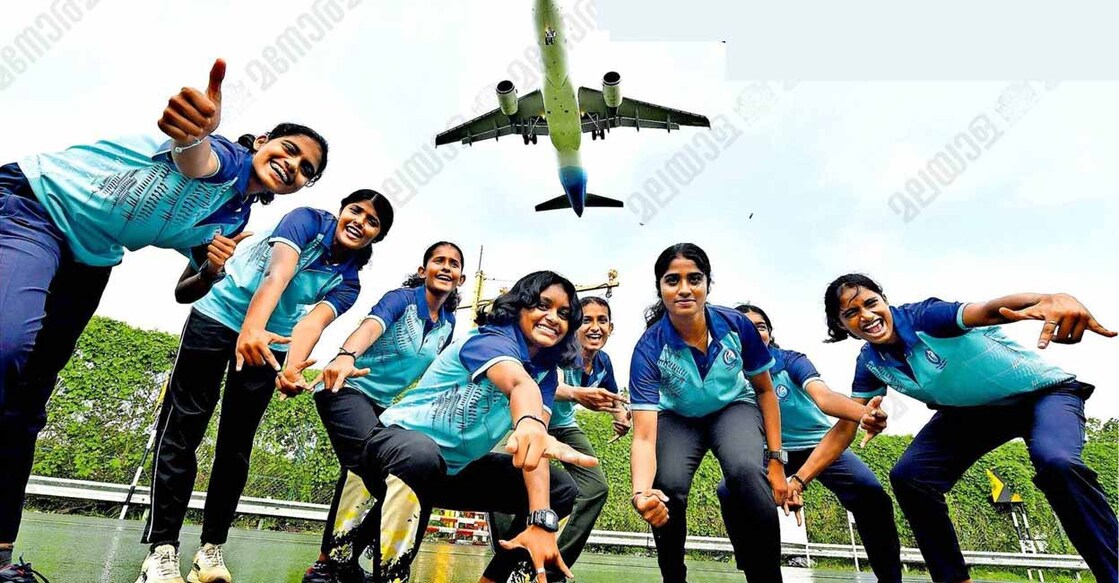 സംസ്ഥാന സ്കൂൾ കായികമേളയിൽ പങ്കെടുക്കാനെത്തിയ കോട്ടയം ഭരണങ്ങാനം എസ്എച്ച്ജിഎച്ച്എസ് സ്പോർട്സ് അക്കാദമി അത്‌ലീറ്റുകൾ തിരുവനന്തപുരം വിമാനത്താവളത്തിന് സമീപത്തെ പൊന്നറ പാലത്തിനടുത്ത്.