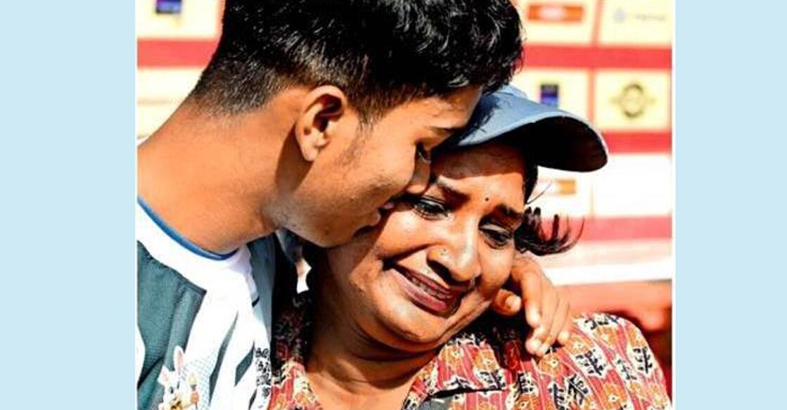 സ്റ്റാൻഡിങ് ലോങ്ജംപിലെ അവസാന ചാട്ടവും പൂർത്തീകരിച്ച പി.മുഹമ്മദ് റിഫൈൻ അധ്യാപിക മിഥില എം.മോഹനനൊപ്പം