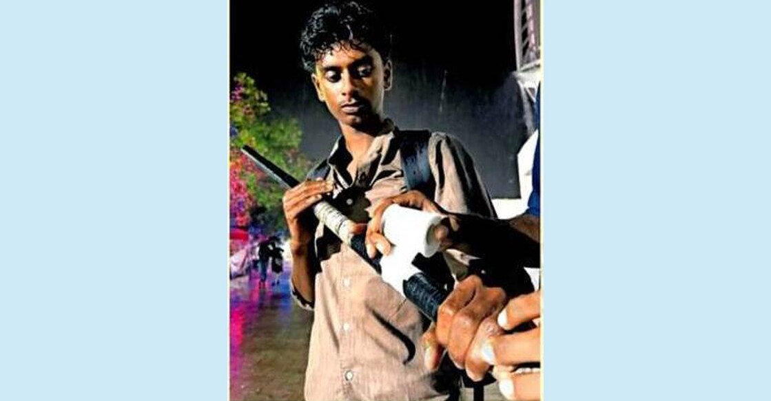 കോഴിക്കോട് നിന്നുള്ള 4 താരങ്ങൾക്ക് മത്സരിക്കാൻ കടം വാങ്ങിയ പോളുമായി തിരുവനന്തപുരത്ത് വന്നിറങ്ങിയ ഫെബിൻ ഇമ്മാനുവൽ ഒടിഞ്ഞ പോളിൽ ഇൻസുലേഷൻ ടേപ്പ് ഒട്ടിക്കുന്നു