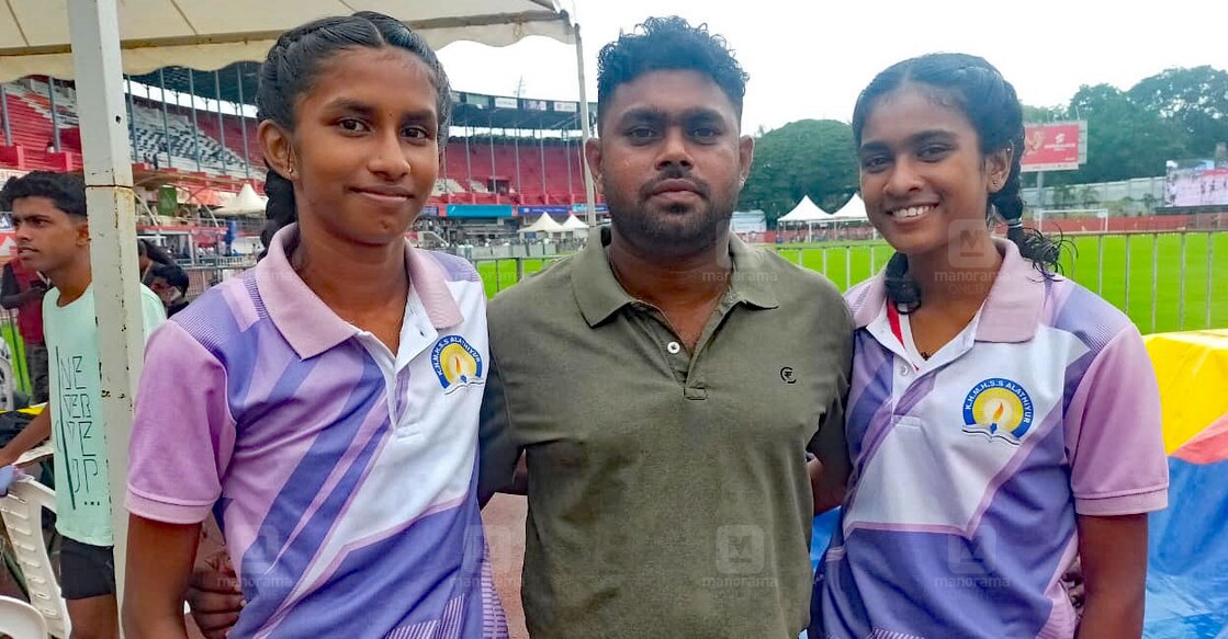 ശിഖവും നിരഞ്ജനയും പരിശീലകൻ റിയാസിനൊപ്പം. ചിത്രം∙ മനോരമ