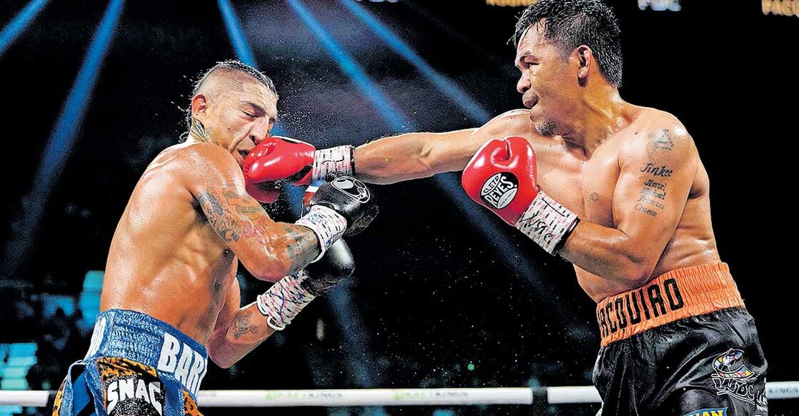 
മാരിയോ ബാരിയോസിനെ  പഞ്ച് ചെയ്യുന്ന മാനി പക്വിയാവോ (വലത്)