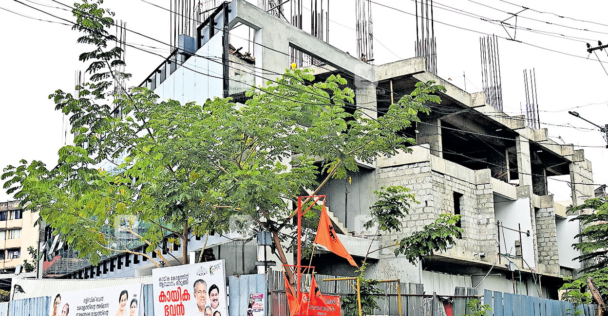 വെൽകം ടു തട്ടിക്കൂട്ട് ‘കായിക ഭവൻ’;പൂർത്തിയായത് 3 നിലകളുടെ അടിസ്ഥാന ഘടന മാത്രം, ഉദ്ഘാടനം നടത്തി