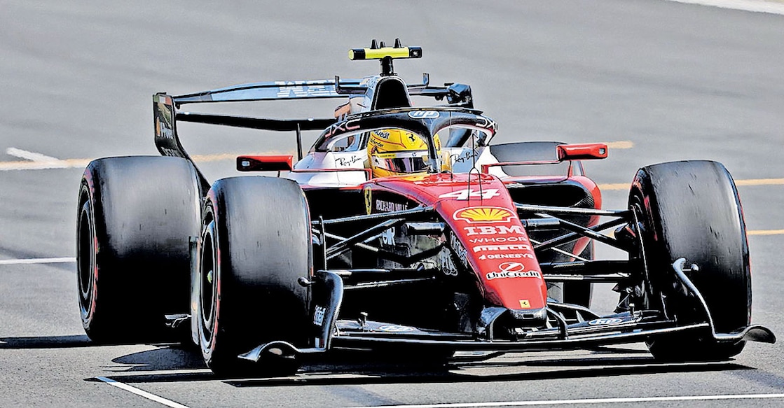 ചൈനീസ് ഗ്രാൻപ്രിക്കു മുൻപുള്ള പരിശീലന സെഷനിൽ 
ഫെറാറിയുടെ സ്പെഷൽ റിയർ വിങ് മക്കരീന ഘടിപ്പിച്ച കാറുമായി ലൂയിസ് ഹാമിൽട്ടൻ. 