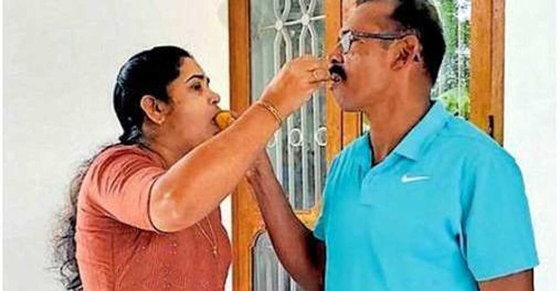 ട്രീസ ജോളിയുടെ അർജുന പുരസ്കാരനേട്ടമറിഞ്ഞ് കണ്ണൂർ പുളിങ്ങോം ഉമയംചാലിലെ വീട്ടിൽ മധുരംപങ്കിടുന്ന മാതാപിതാക്കളായ ഡെയ്സിയും ജോളി മാത്യുവും.
