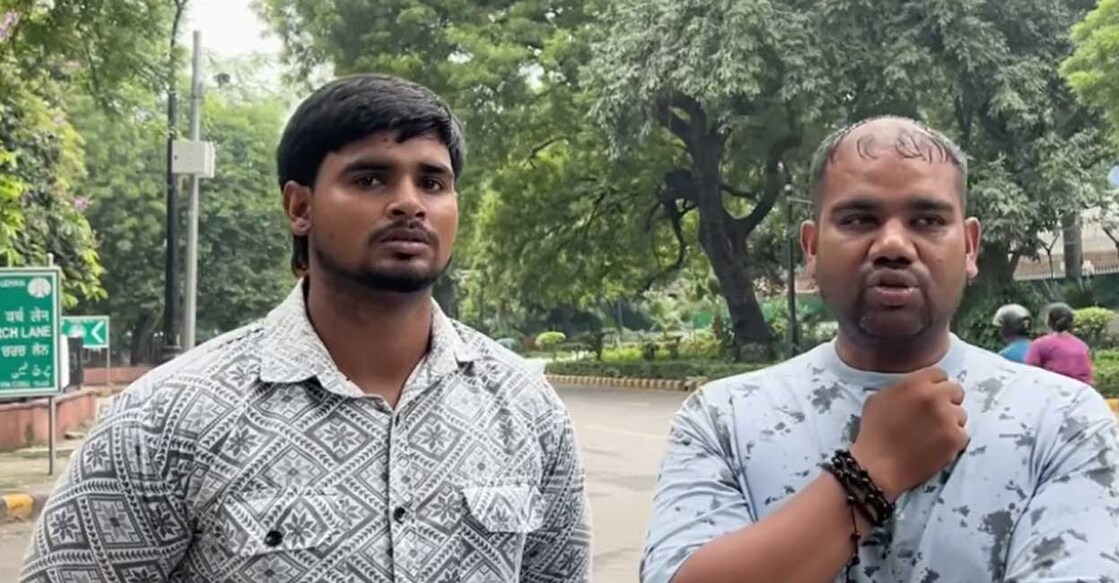 സ്റ്റേഡിയത്തിലെ കുരങ്ങുകളെ ഓടിക്കുന്ന ഷാറുഖ് ഖാനും വസീം ഖാനും