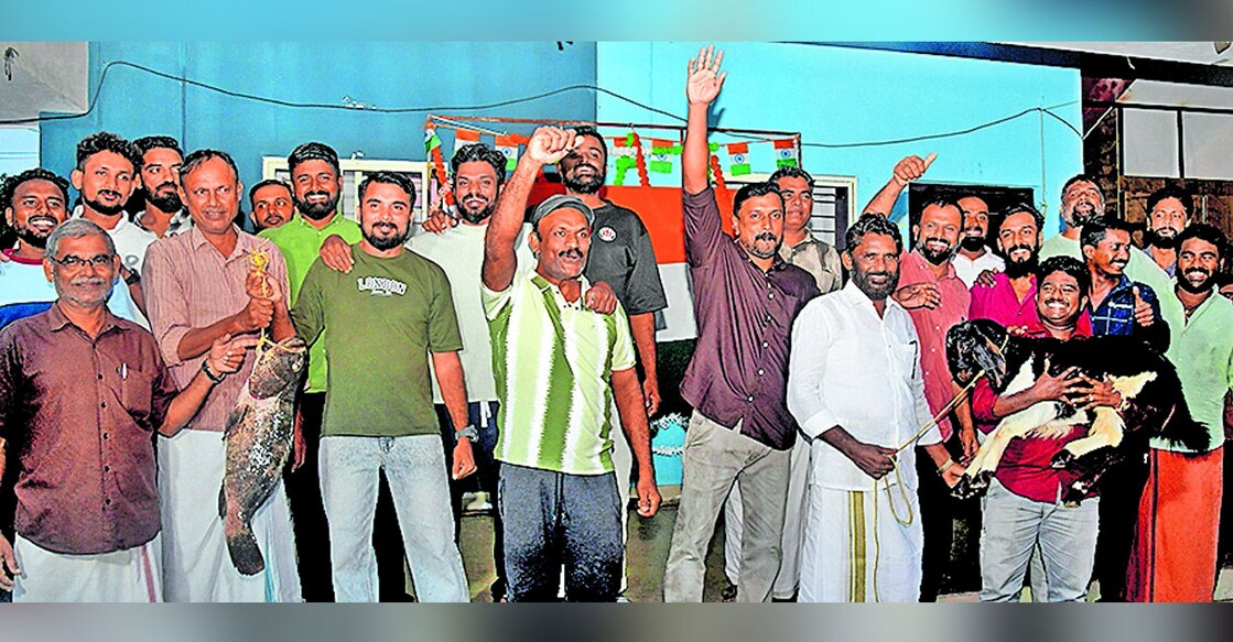 കോഴിക്കോട് നൈനാംവളപ്പിലെ വടംവലി മത്സരത്തിൽ ജേതാക്കളായ സിറോ സ്റ്റാർ നൈനാംവളപ്പ് ടീം ഒന്നാം സമ്മാനമായ മുട്ടനാടുമായും (വലത്) രണ്ടാം സ്ഥാനക്കാരായ എംആർഎസ് നൈനാംവളപ്പ് ടീം ഹമൂർ മത്സ്യവുമായും. (ഇടത്).  Photo Arranged