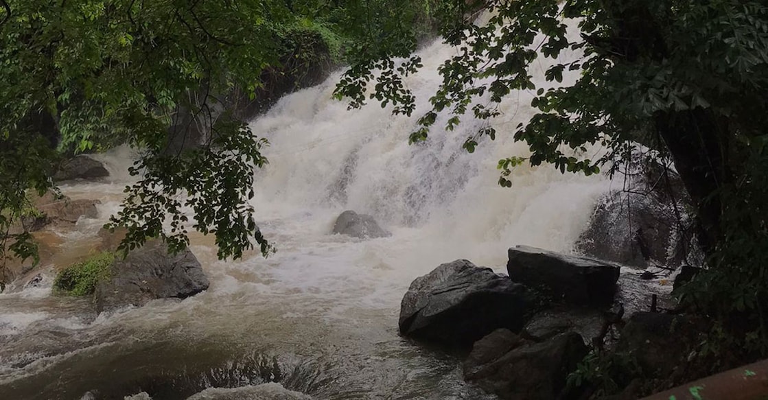 aruvikkuzhi-water-fall aruvikkuzhi-water-fall