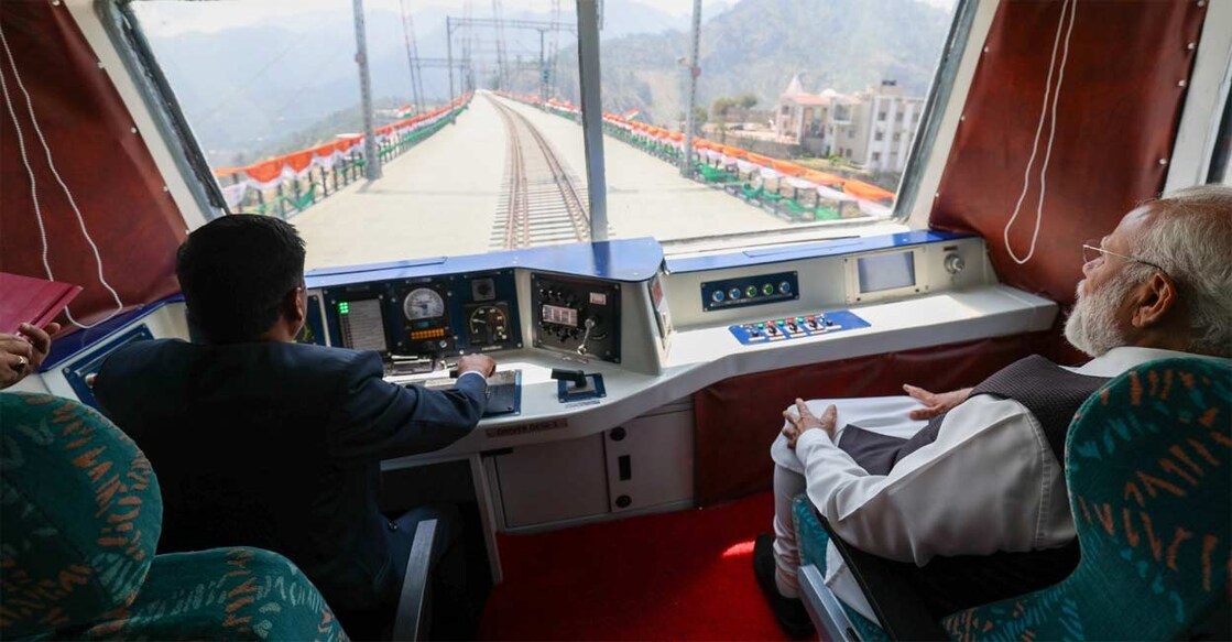chenab-bridge ചെനാബ് പാലത്തിലൂടെ ആൻജി പാലത്തിലേക്ക് പ്രധാനമന്ത്രി നരേന്ദ്രമോദിയുടെ യാത്ര.
