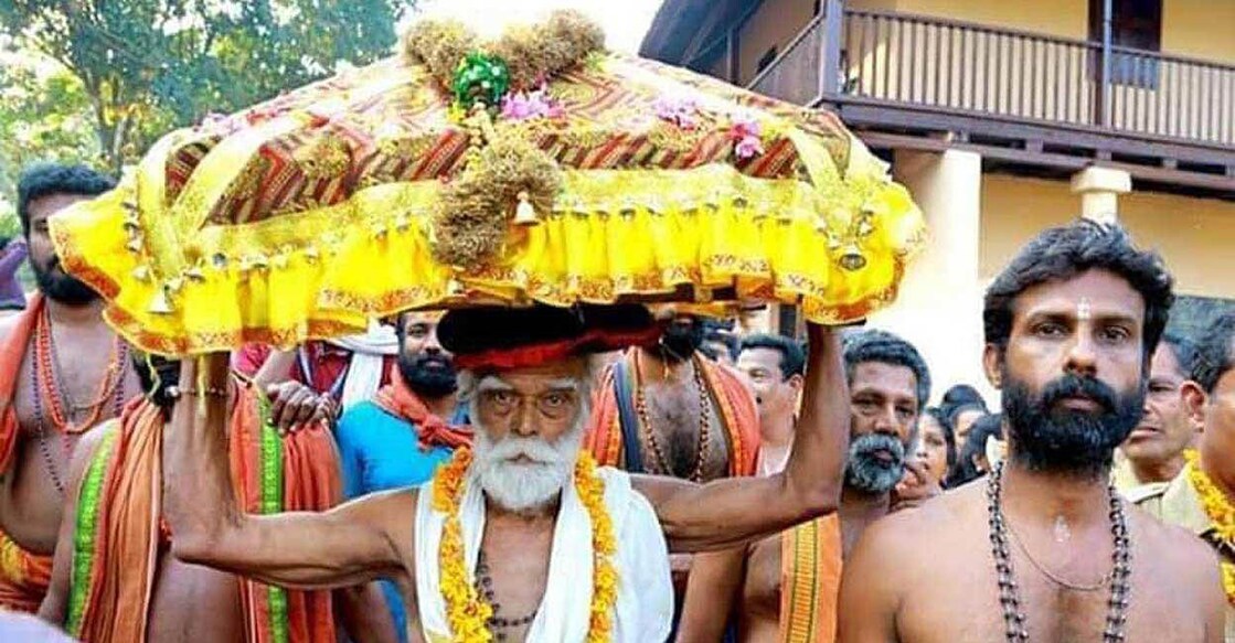 തിരുവാഭരണ പേടകവുമായി കുളത്തിനാൽ ഗംഗാധരൻ‌ പിള്ള. സമീപം മകൻ ഉണ്ണി