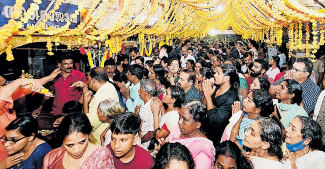 മണ്ണാറശാല നാഗരാജ ക്ഷേത്രത്തിലെ ആയില്യം ഉത്സവത്തോടനുബന്ധിച്ചു പൂയം തൊഴുന്ന ഭക്തർ. ചിത്രം ∙ മനോരമ