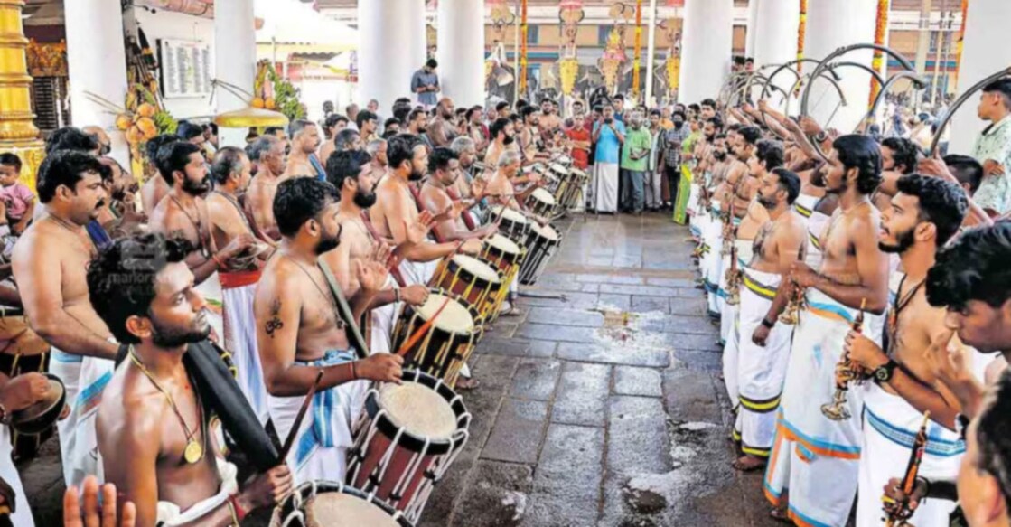 Rishabha Vahana Procession, Thousands throng Vaikom Mahadeva temple വൈക്കത്തഷ്ടമി ഉത്സവത്തിന്റെ ഏഴാം ദിനത്തിൽ രാവിലെ തേരോഴി രാമ കുറുപ്പും സംഘവും അവതരിപ്പിച്ച പഞ്ചാരിമേളം.ചിത്രം∙ മനോരമ