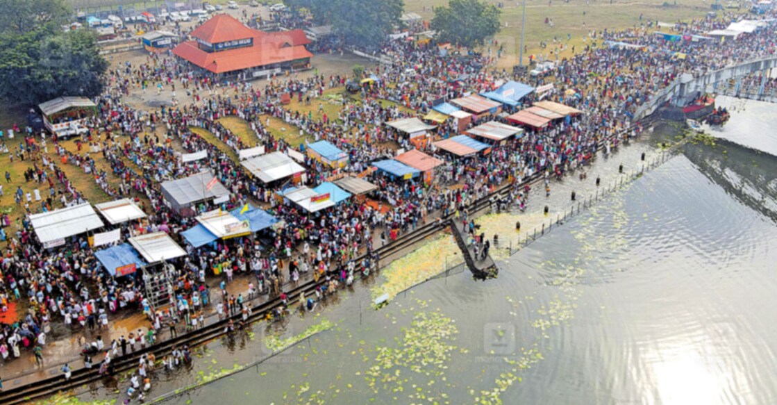 Thousands perform Karkidaka Vavu bali in Aluva Thousands perform Karkidaka Vavu bali in Aluva